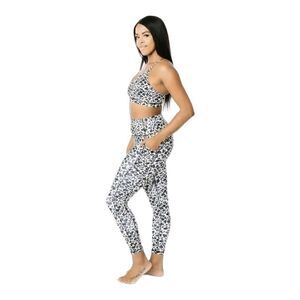 ZYIA Active Black White Gray Snow Leopard Print Brilliant Pocket 7/8 Leggings